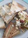 Snack saludable de ricotta con vegetales y pan pita