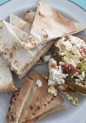 Una foto de Snack saludable de ricotta con vegetales y pan pita