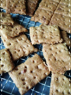 A picture of Crispy Graham Crackers.