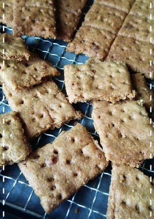 A picture of Crispy Graham Crackers.