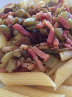 Una foto de Macarrones con bacon y berenjena