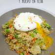 Quinoa con verduras y huevo en flor