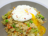 Quinoa con verduras y huevo en flor