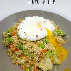 Una foto de Quinoa con verduras y huevo en flor