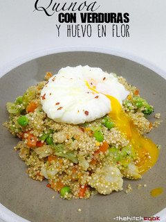Una foto de Quinoa con verduras y huevo en flor