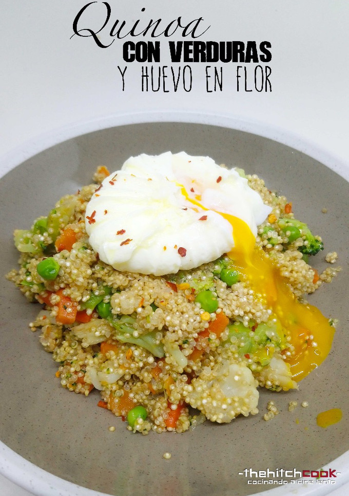 Una foto de Quinoa con verduras y huevo en flor