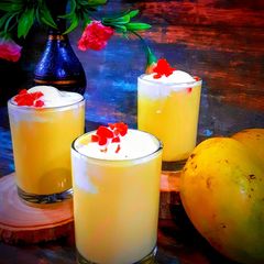 A picture of Mango milkshakes with vanilla ice cream.