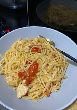 A picture of Pasta with Cherry Tomatoes and Chicken.