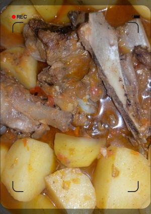 Une photo de Côtes de bœuf et pommes de terre à la sauce tomate cannelle et bien épicé