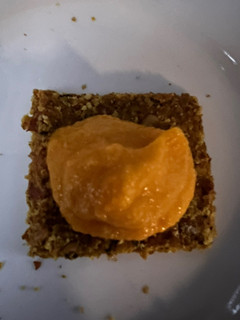 Una foto de CRACKERS de LINO DORADO y HIERBAS