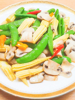 蘑菇炒豌豆～吃素有福🙏 南無阿彌陀佛 🙏 的食譜成品照片