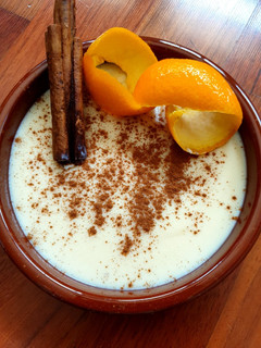 Una foto de Natillas caseras con canela y naranja