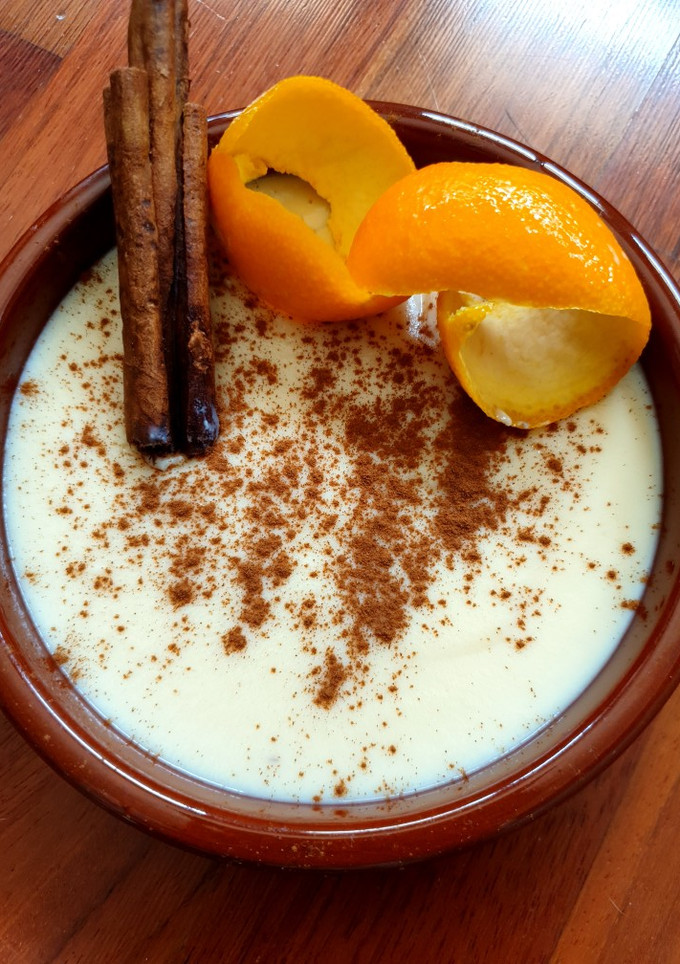 Una foto de Natillas caseras con canela y naranja