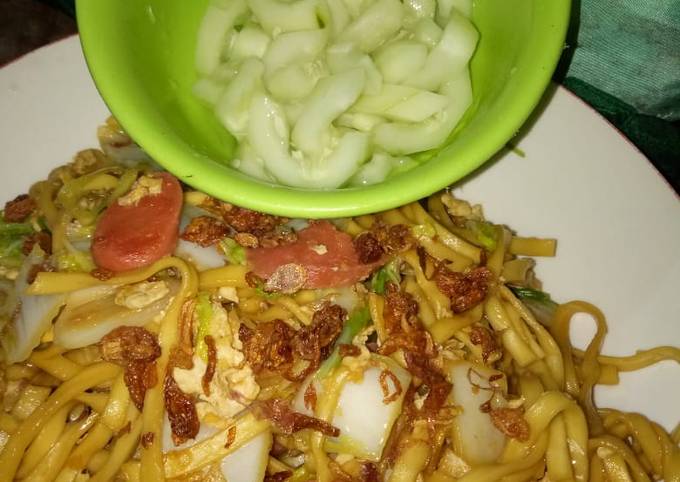 Kwetiau goreng plus acar