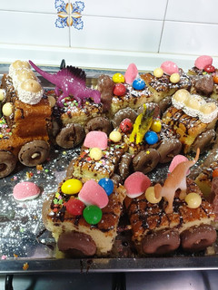 Una foto de Tarta cumpleaños tren de dinosaurios