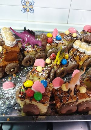 Una foto de Tarta cumpleaños tren de dinosaurios