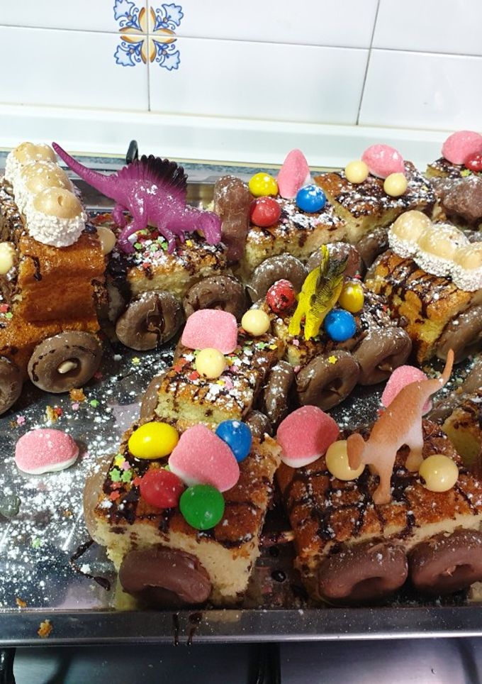 Una foto de Tarta cumpleaños tren de dinosaurios