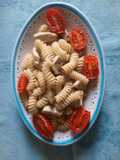 Fusilli con pesce spada e pomodori confit
