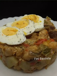 Una foto de Timbal de verdura con garbanzos y atún