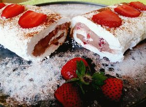Foto de Rocambole de chantilly com recheio de ganache e morango. 🍓🍫