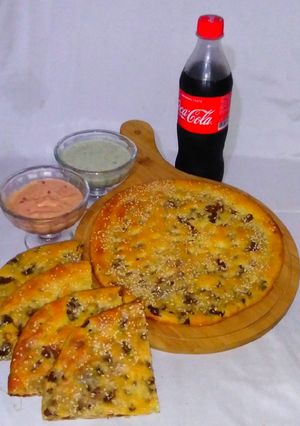 A picture of Creamy mince Naan with mayo chilli garlic dip.