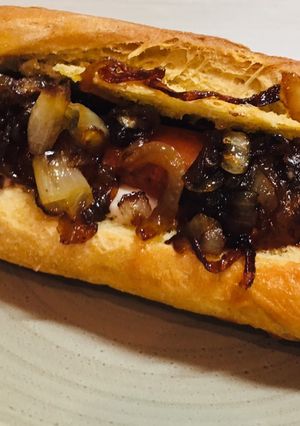 Φωτογραφία της συνταγής Hot dog 🌭 με γαλλική φρατζόλα και καραμελωμένα κρεμμύδια !