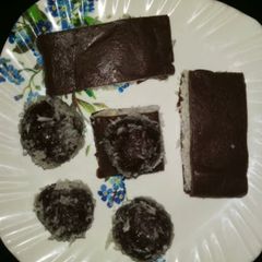 A picture of Chocolate burfi using parle g biscuit 🍪.