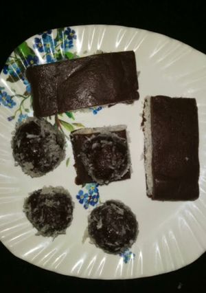 A picture of Chocolate burfi using parle g biscuit 🍪.
