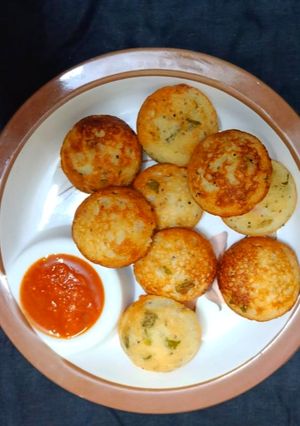 सूजी अप्पे (Suji appe recipe in Hindi) रेसिपी मुख्य फोटो