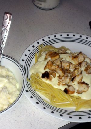 A picture of Fettucine Chicken Alfredo.