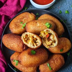 A picture of Chinese style chicken bread rolls.