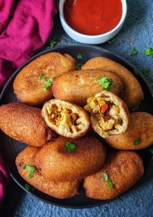A picture of Chinese style chicken bread rolls.
