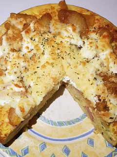 Una foto de Tortilla de patata con rulo de cabra paté y cebolla caramelizada