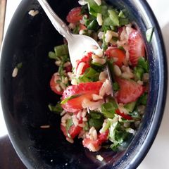 skye's strawberry, spinach & brown rice salad A picture of skye's strawberry, spinach & brown rice salad.