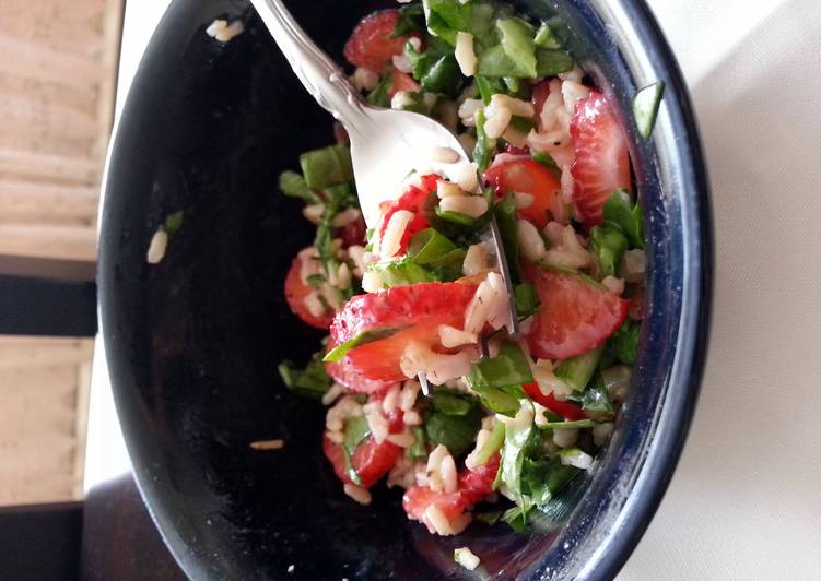 skye's strawberry, spinach &amp; brown rice salad