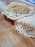Arepas rellenas de pollo, chuletas de cerdo y pico de gallo,