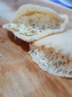 Una foto de Arepas rellenas de pollo, chuletas de cerdo y pico de gallo,