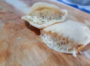 Una foto de Arepas rellenas de pollo, chuletas de cerdo y pico de gallo,