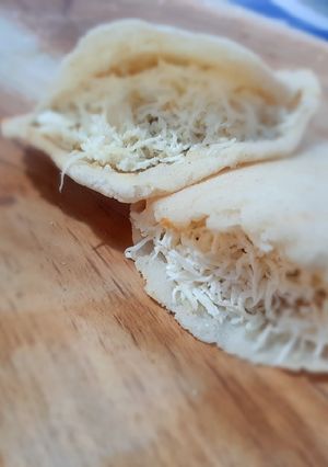 Una foto de Arepas rellenas de pollo, chuletas de cerdo y pico de gallo,