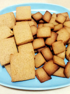 A picture of peanuts butter cookies.