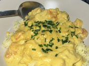 Una foto de pollo con salsa al curry