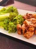Pollo satay con brócoli al vapor