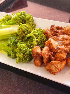 Una foto de Pollo satay con brócoli al vapor