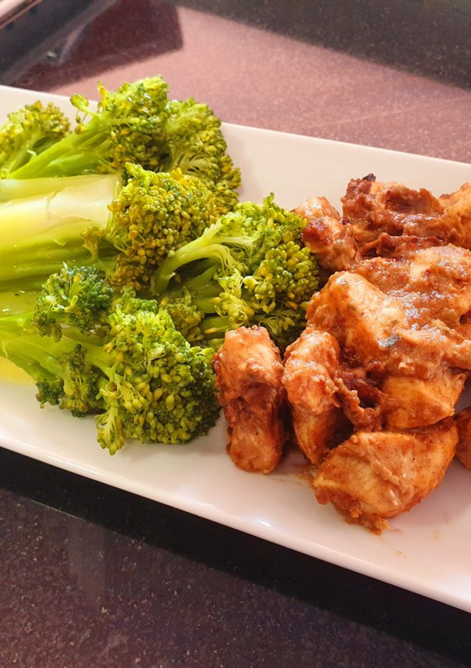 Una foto de Pollo satay con brócoli al vapor