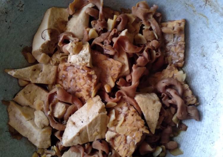 Ungkep tahu, usus, dan tempe