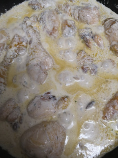 Una foto de Muslitos de pollo en crema de leche