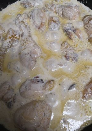 Una foto de Muslitos de pollo en crema de leche