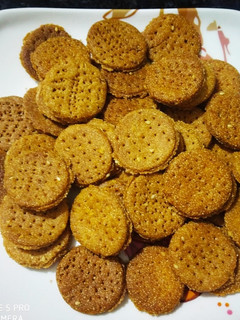 सूजी की मीठी मठरी (Suji ki meethi mathri recipe in Hindi) रेसिपी मुख्य फोटो