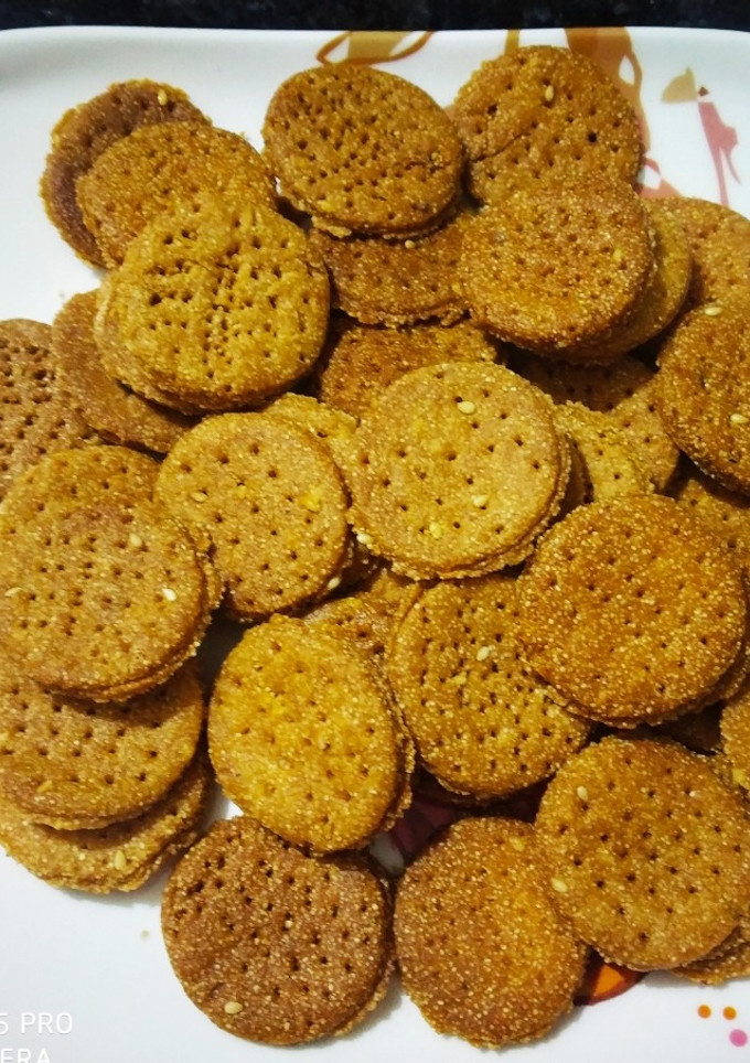 सूजी की मीठी मठरी (Suji ki meethi mathri recipe in Hindi) रेसिपी मुख्य फोटो