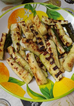 Una foto de Bastoncitos de zapallitos grillados a la plancha